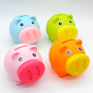 Πλαστικός κουμπαράς σε γουρουνάκι σε πολλά χρώματα | XeiroTexnima Lucas