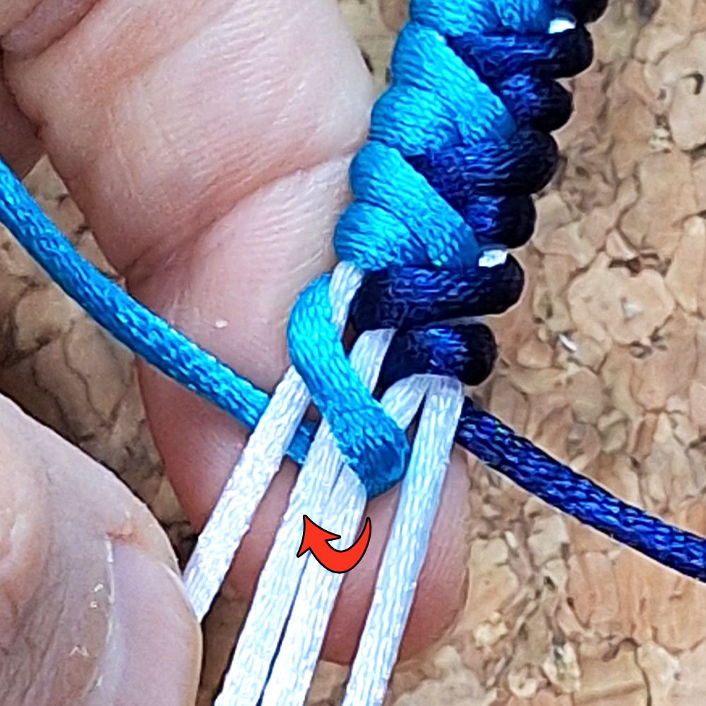Βήμα 1 για πλέξη Alternating Half Hitch macrame | XeiroTexnima Lucas