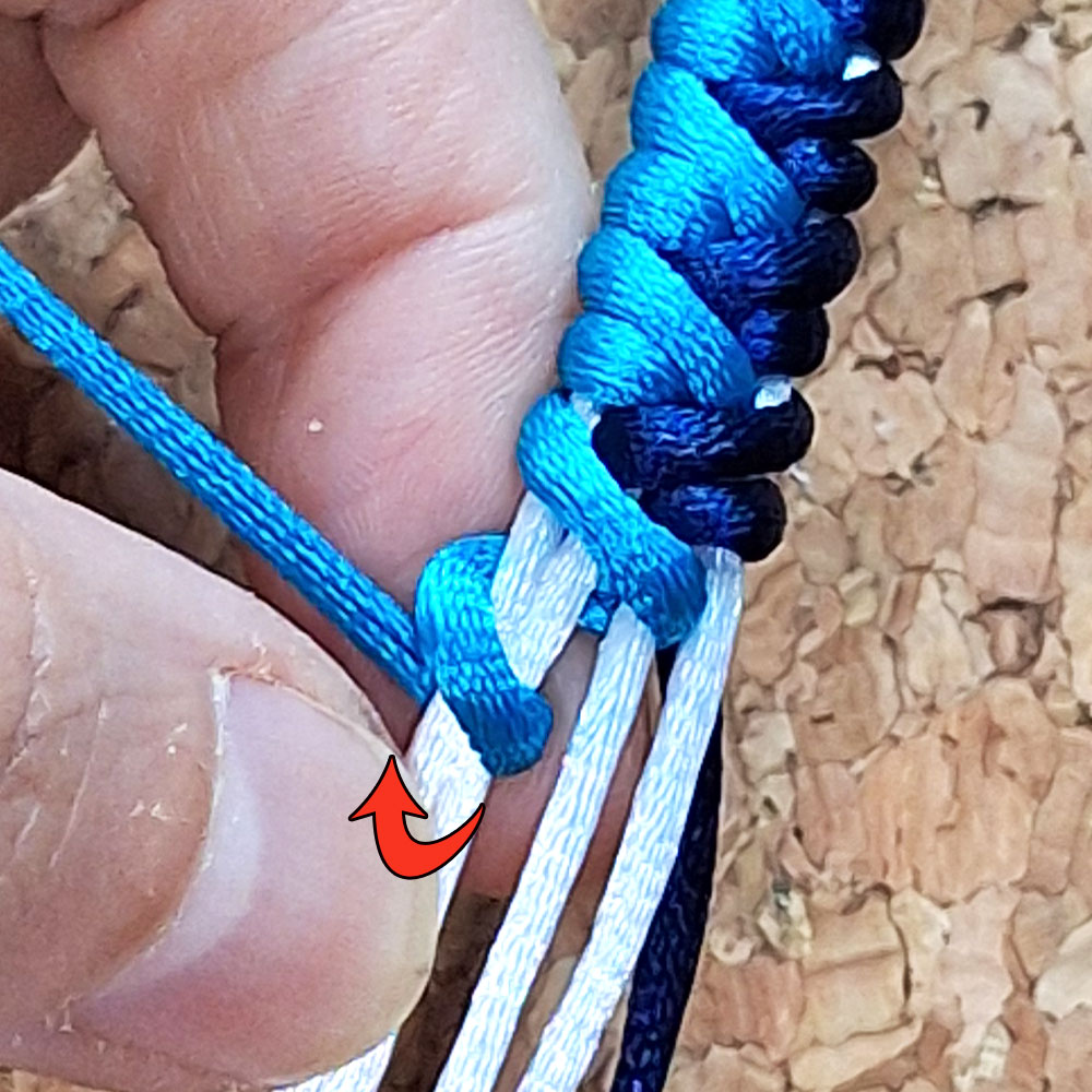 Βήμα 2 για πλέξη Alternating Half Hitch macrame | XeiroTexnima Lucas