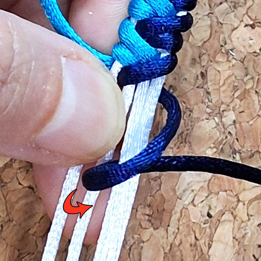 Βήμα 4 για πλέξη Alternating Half Hitch macrame | XeiroTexnima Lucas